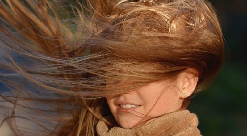 Kind mit wehenden Haaren