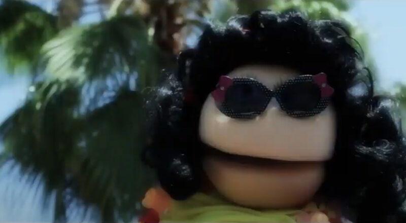 Puppe mit Sonnenbrille unter Palmen