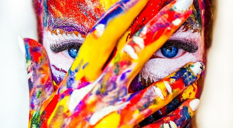 Frau, bunt per Bodypainting angemalt