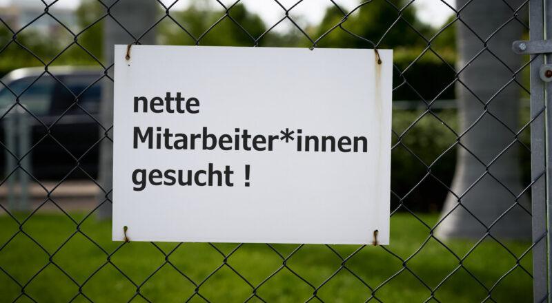 Stellenanzeige auf Schild am Zaun
